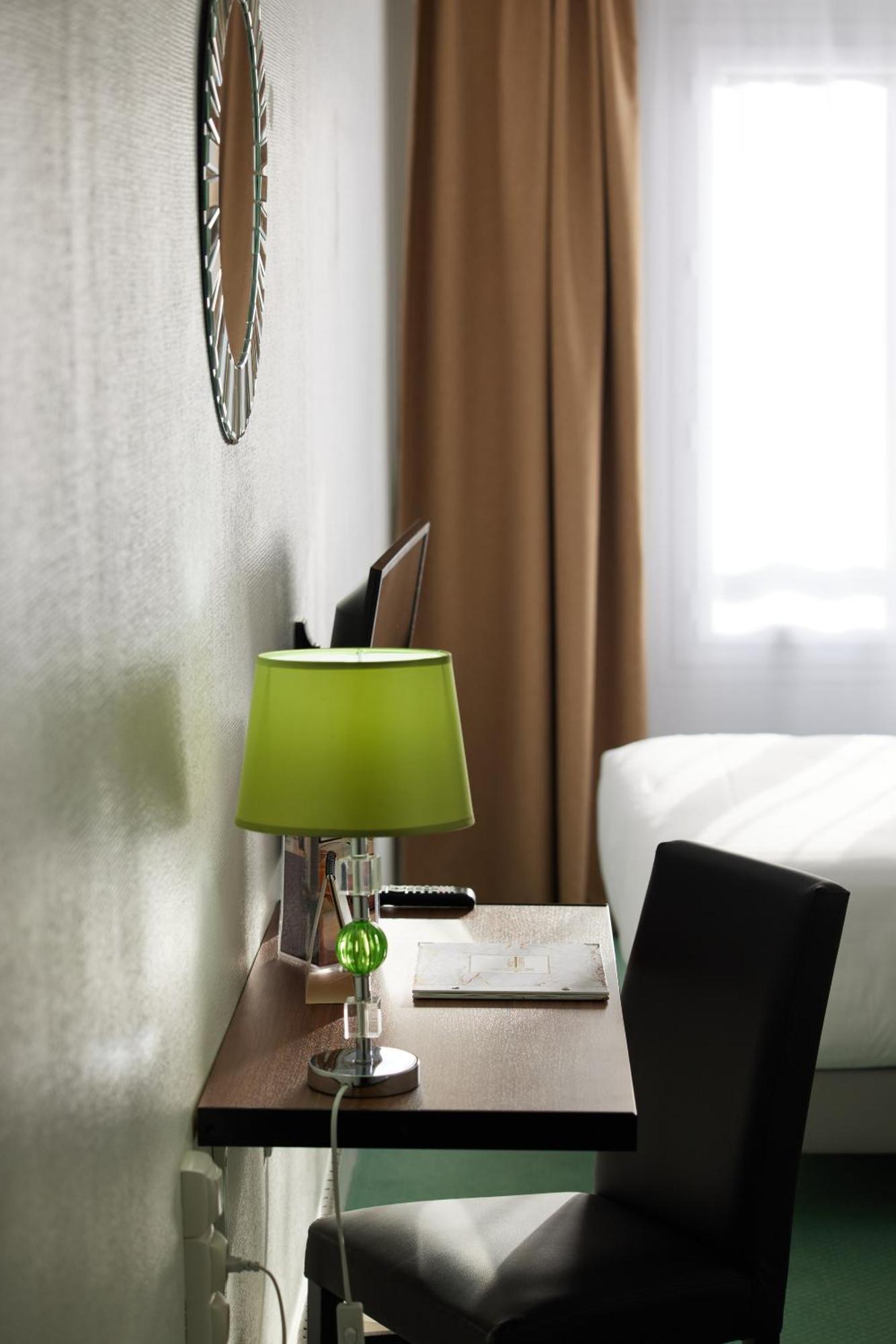 Hotel Le Beffroi Dreux Bagian luar foto