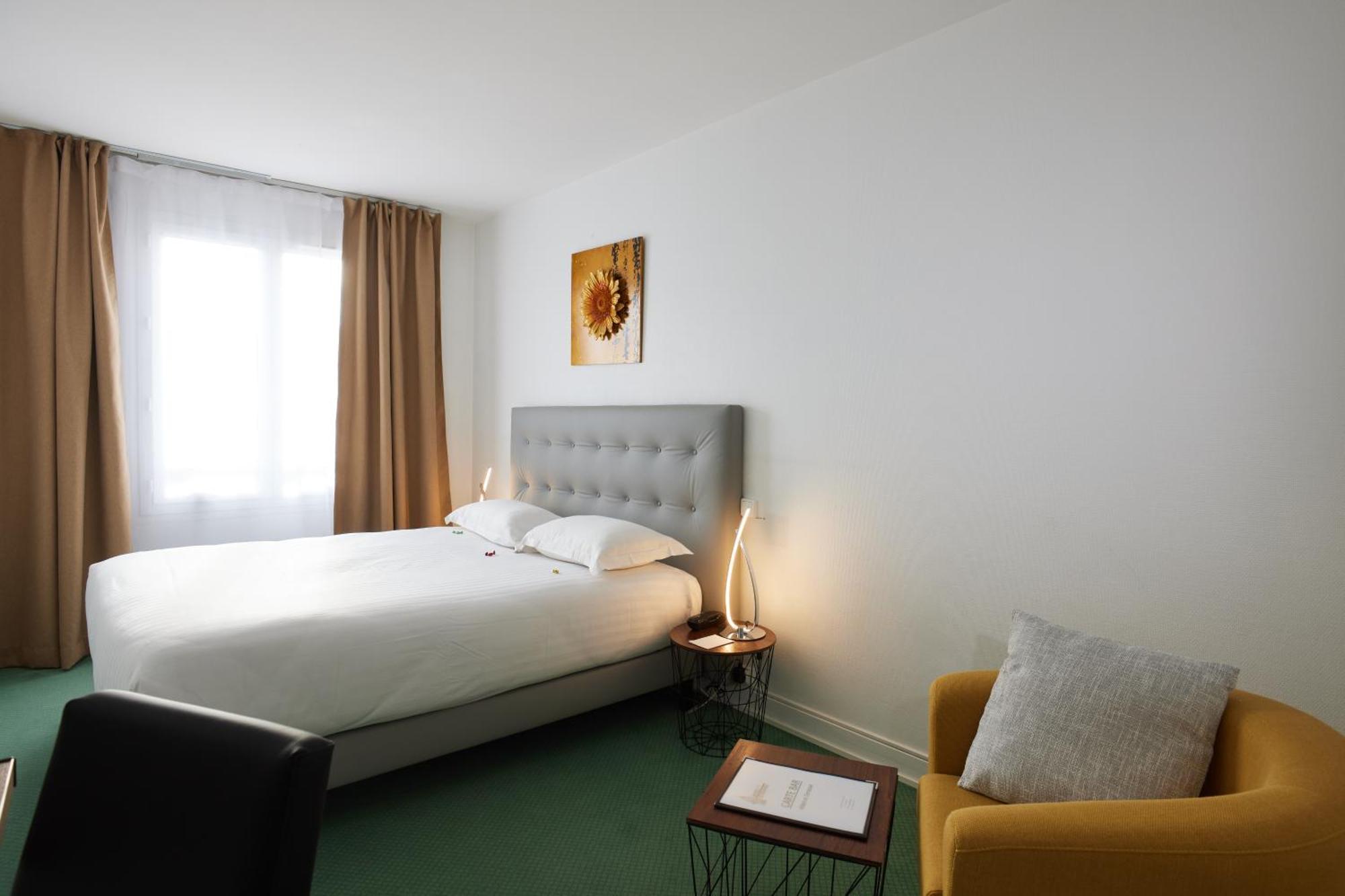 Hotel Le Beffroi Dreux Bagian luar foto