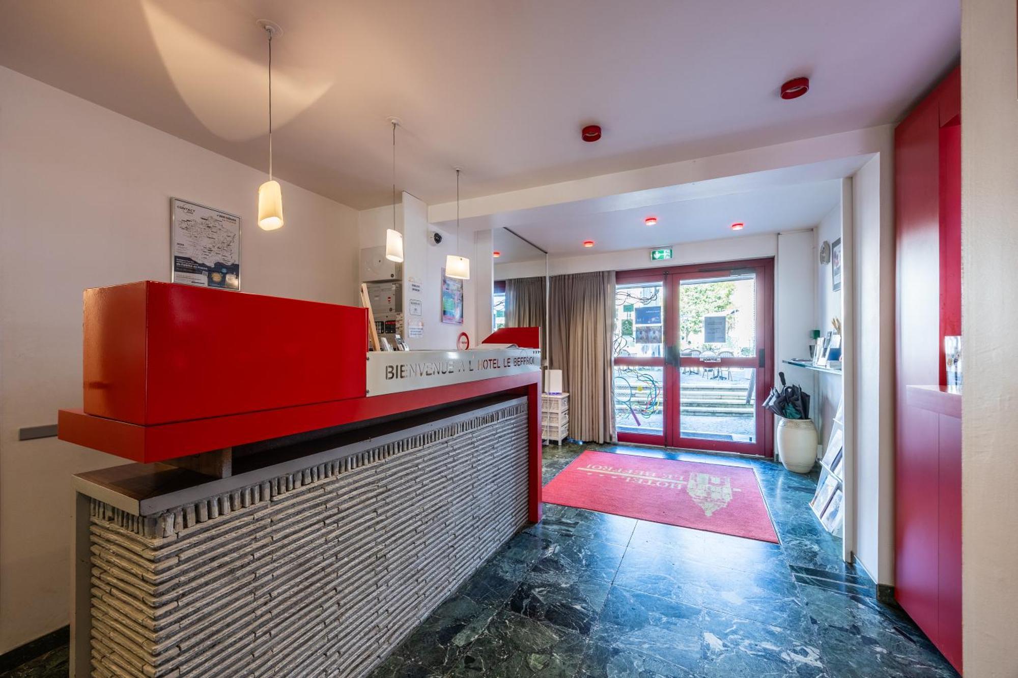 Hotel Le Beffroi Dreux Bagian luar foto