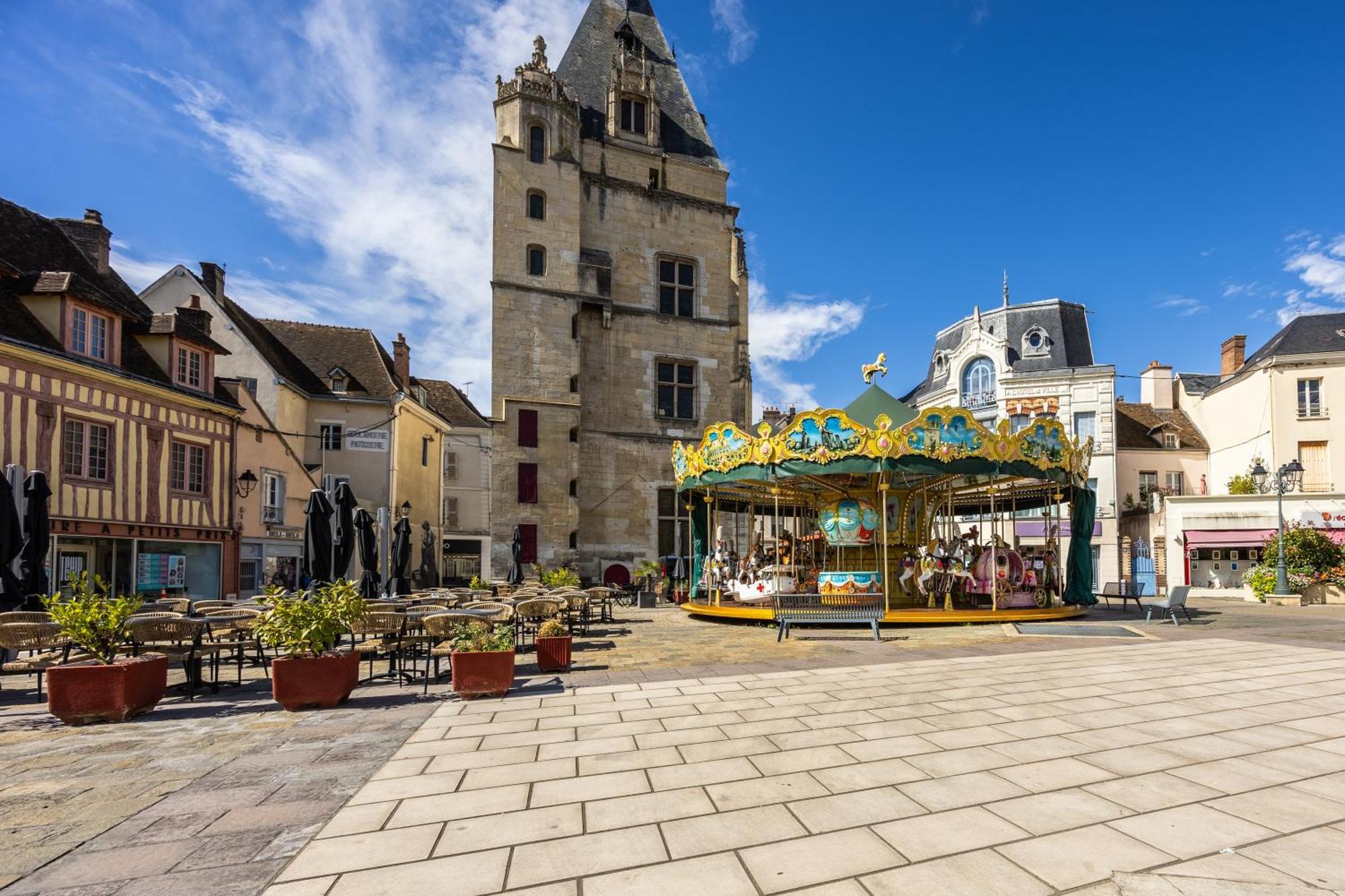 Hotel Le Beffroi Dreux Bagian luar foto
