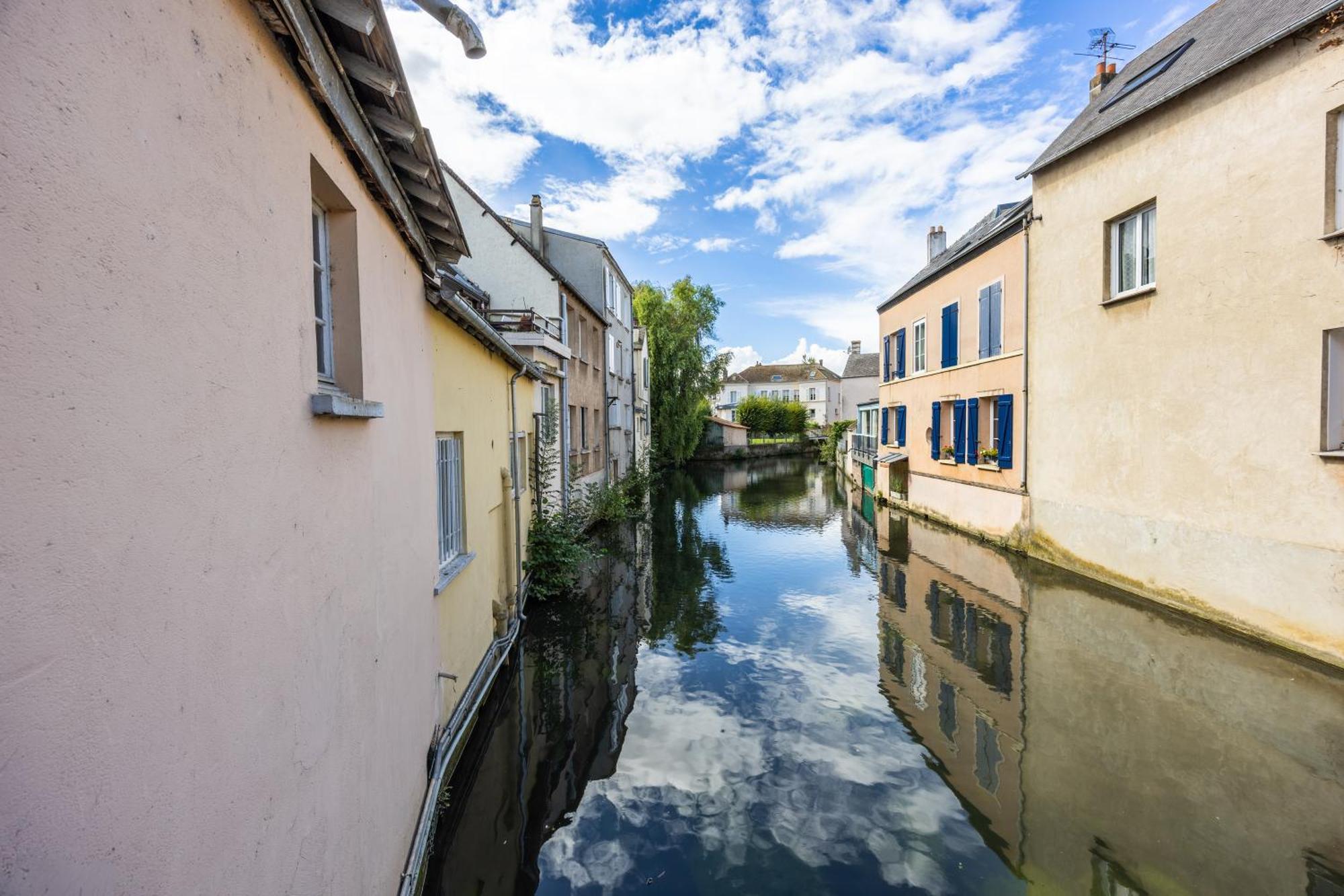 Hotel Le Beffroi Dreux Bagian luar foto