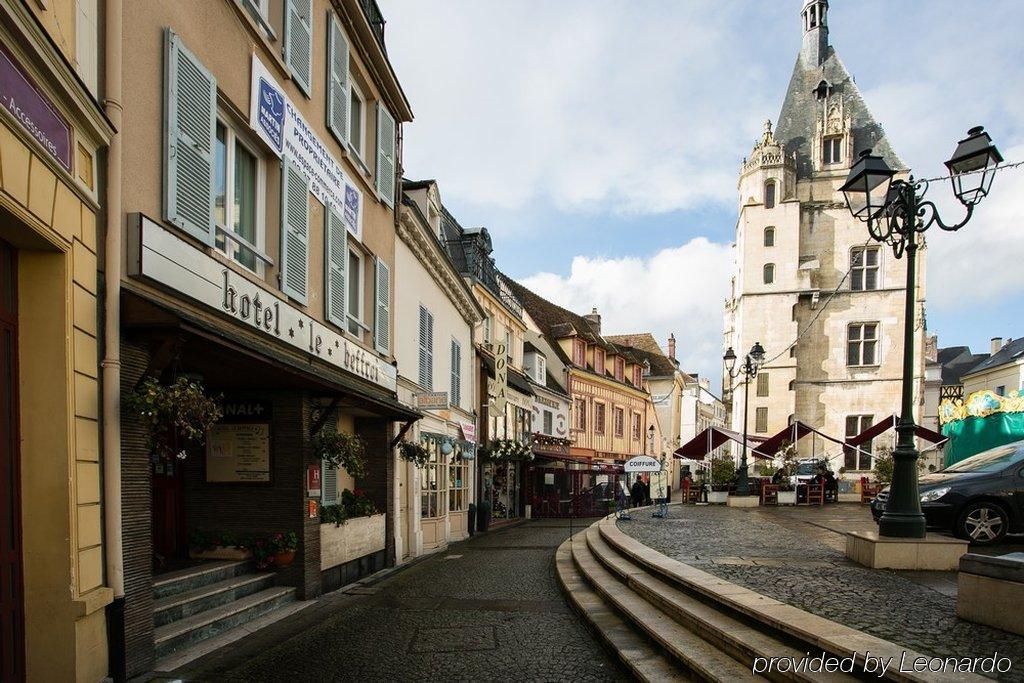 Hotel Le Beffroi Dreux Bagian luar foto