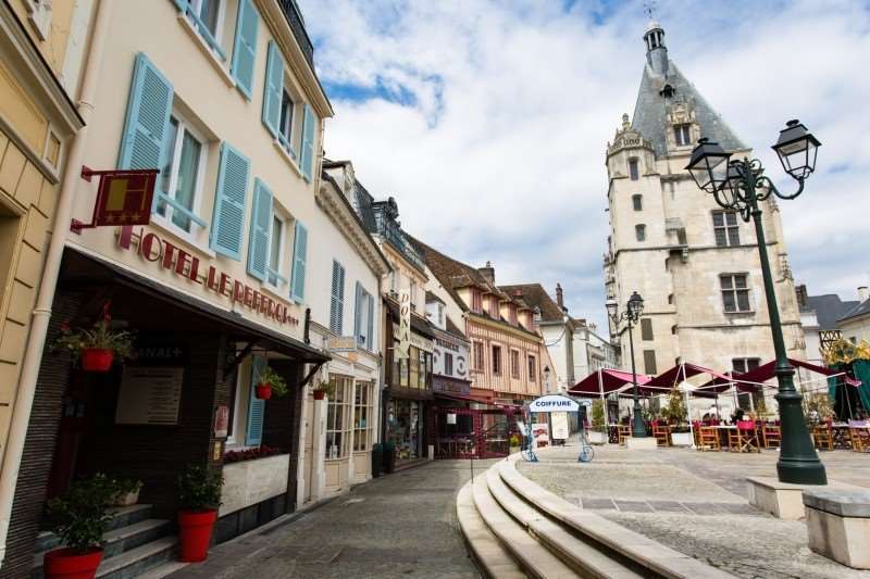 Hotel Le Beffroi Dreux Bagian luar foto