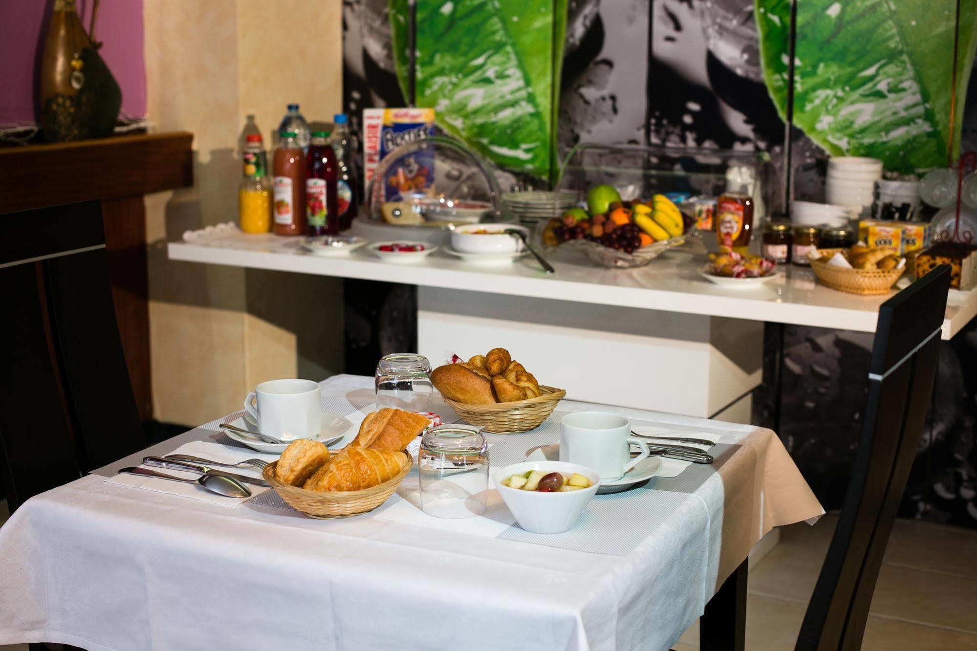 Hotel Le Beffroi Dreux Bagian luar foto