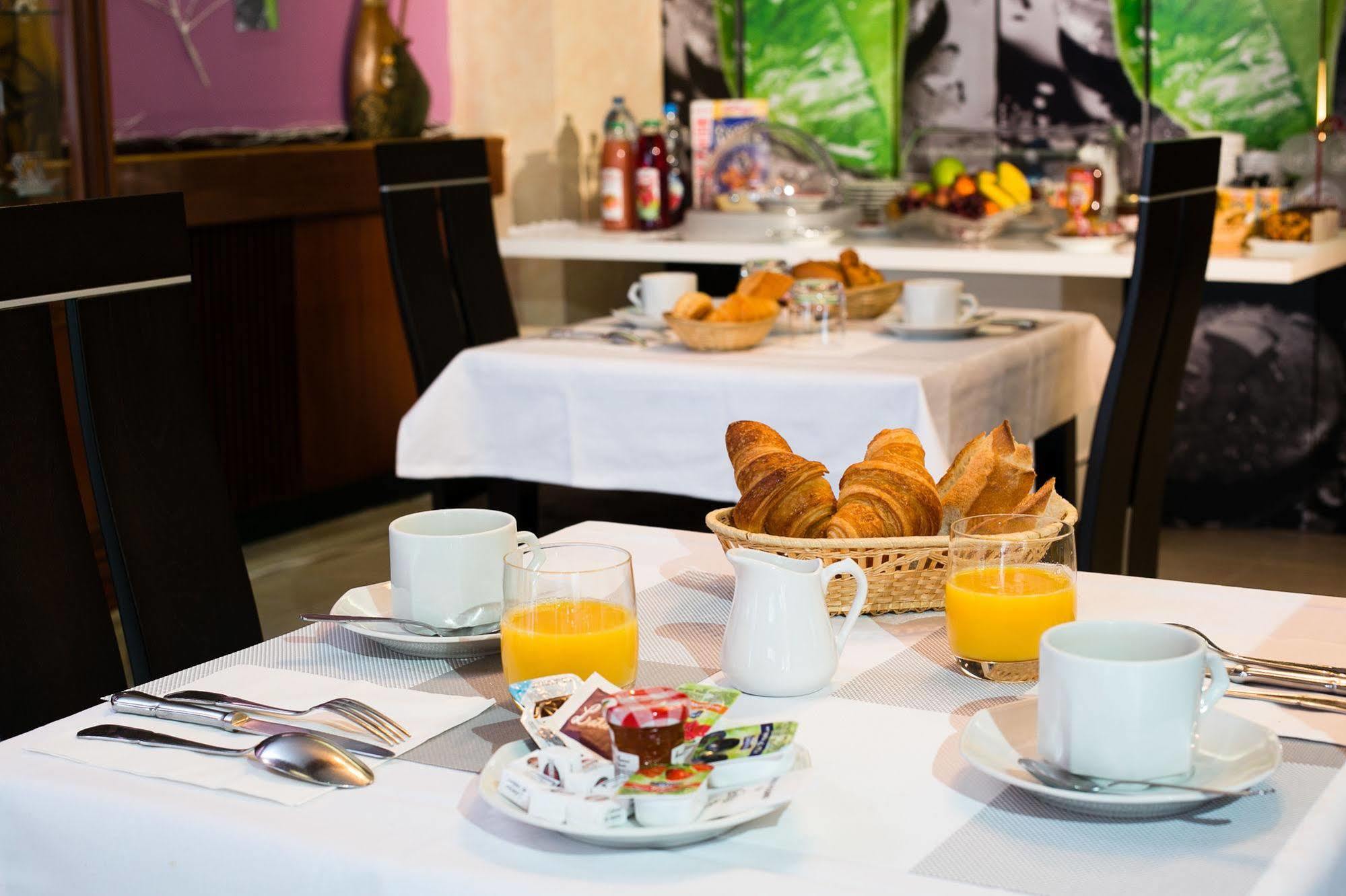 Hotel Le Beffroi Dreux Bagian luar foto