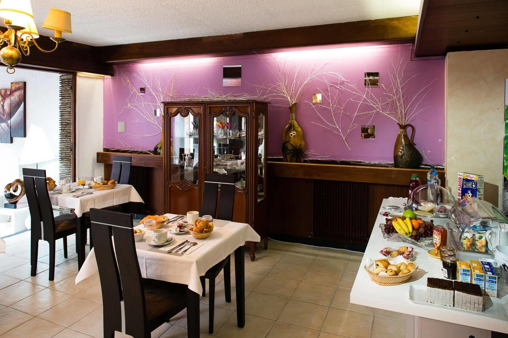 Hotel Le Beffroi Dreux Bagian luar foto