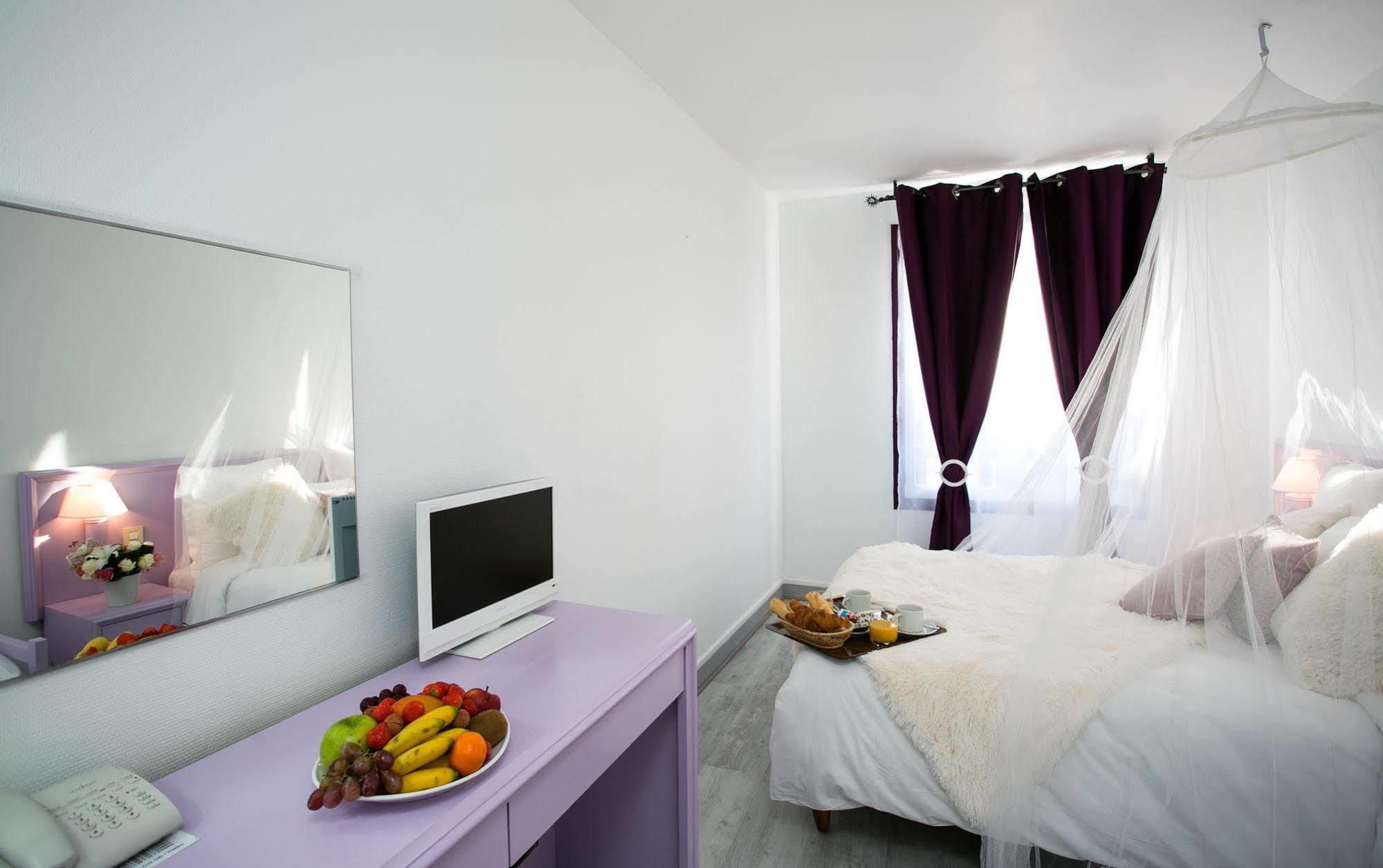 Hotel Le Beffroi Dreux Bagian luar foto